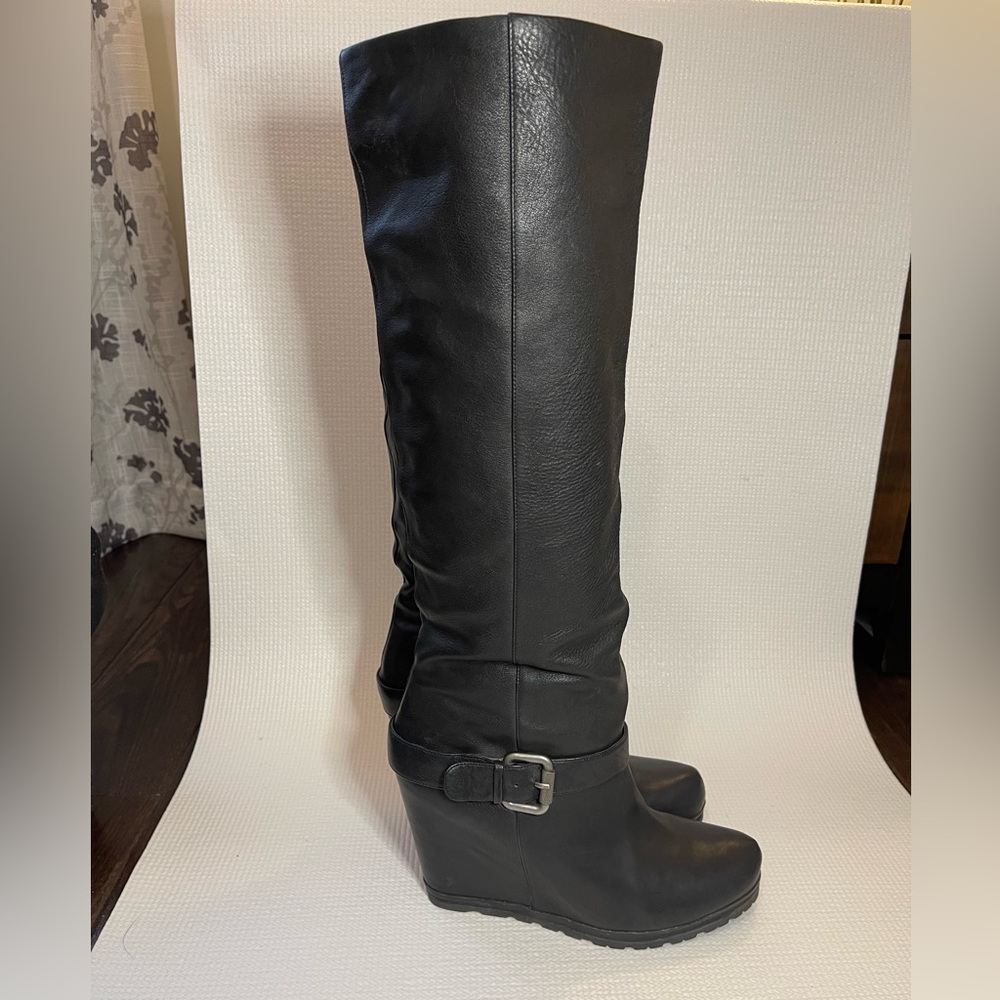 Vera Wang Lavender Boot (size 10)